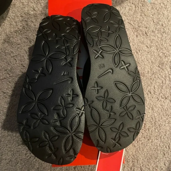 Nike Black Textured Flip Flops with white swoosh size 7 new with tag. - Picture 2 of 4